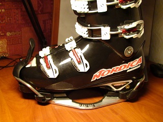 так встает в крепление с носовой дужкой