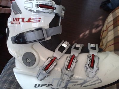 Бот с пластиковым стрепом и развёрнутыми шайбами