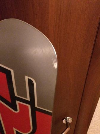 небольшой дефект скользяка из-за нанесения структуры, на доске после этого катались пол года, проблем в этом месте не возникало