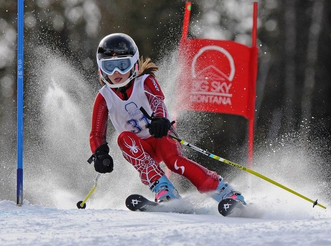 А так едет лыжник, которого научили кататься