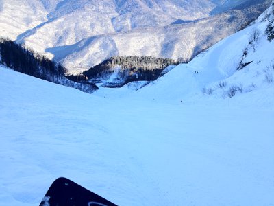 Середина Обер хутора. Трасса уходит вниз до самого леса.
