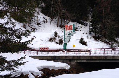 видя эту табличку смотрим на право