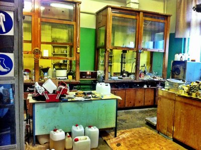 на столе и под оным стоят баночки с карверской заливкой, которая так здорово по склону в Альпах скользит