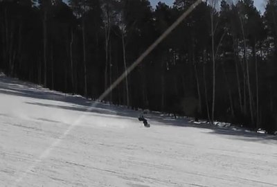 Бен смотрит вверх прямо во время укладки...