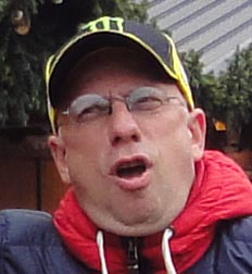 Исполняет гимн