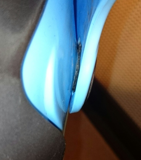 Если прижать ухо голенища к шайбе