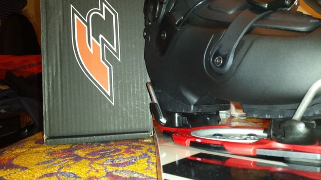 по коробки видно на сколько выступает ботинок по отношению к доске.